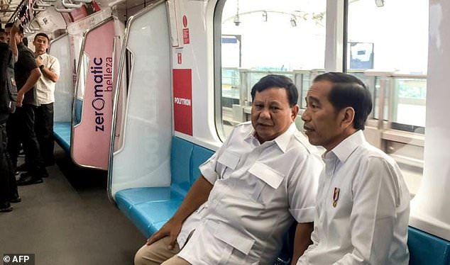 Rekonsiliasi Terwujud, Jokowi dan Prabowo Bertemu di MRT Jakarta